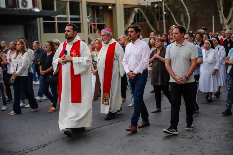 Baistrocchi participó del Vía Crucis de la Iglesia Catedral