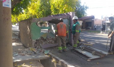 A pedido de los vecinos, Capital derrumbó dos kioscos abandonados