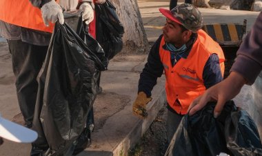 CHIMBAS limpia el departamento de la suciedad de la campaña política  