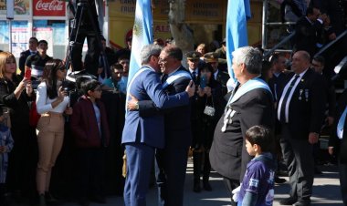 Desfile: Uñac bajo del palco para hablar con un excombatiente