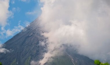 Evacúan a miles de personas en Filipinas por la erupción de un volcán