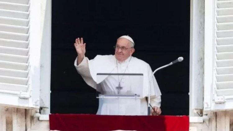 Reapareció Francisco tras la operación y saludó a miles de fieles en el Vaticano