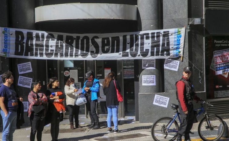 Bancarios lograron que el sueldo inicial superará los $400 mil