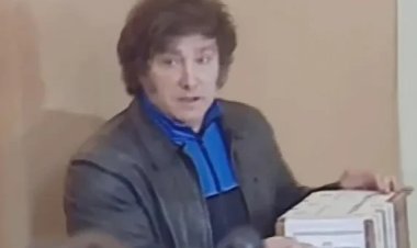 Milei votó y lo esperaban cientos de militantes