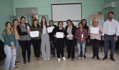 Entrega de certificados del taller de Joyería "Agregando Valores"