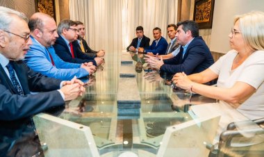 Orrego se reunió con representantes de la Embajada de Chile