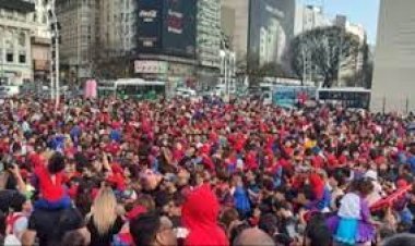 Cientos de Spiderman se convocaron en el Obelisco para romper un récord