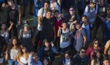 Estudiantes de la Católica reclaman por aumentos desmedidos