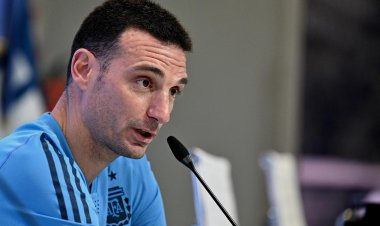 Scaloni: "Messi jugará hasta que él levante la mano"