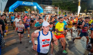Santa Lucía celebró su aniversario con una multitudinaria Carrera nocturna