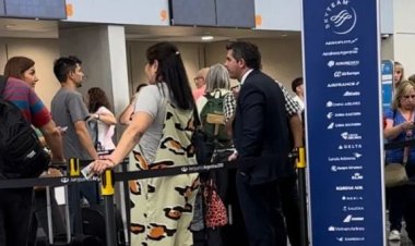 A Orrego lo captaron haciendo fila en el aeropuerto esperando