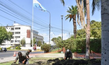 Mejoran la parquización, el riego y hasta en el reloj de la plaza España