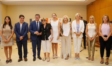 El gobernador Orrego inauguró la muestra “Mujeres que dejan huellas”