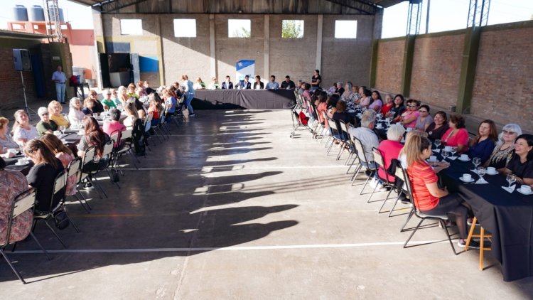 El intendente Fabian Aballay compartió un desayuno con mujeres de Carpintería