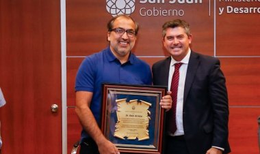 Orrego entregó una distinción al médico sanjuanino que es una eminencia en cardiopatías