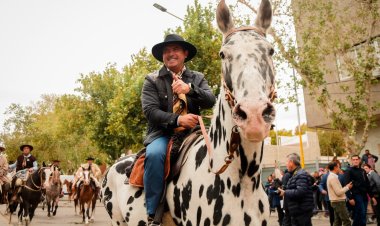 Orrego  al frente de la cabalgata por primea vez