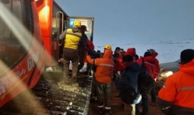 Rescatan de la Cordillera a 16 mineros  varados