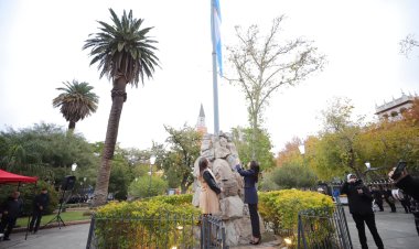 En el Día de la Patria la bandera fue izada por la intendente Laciar