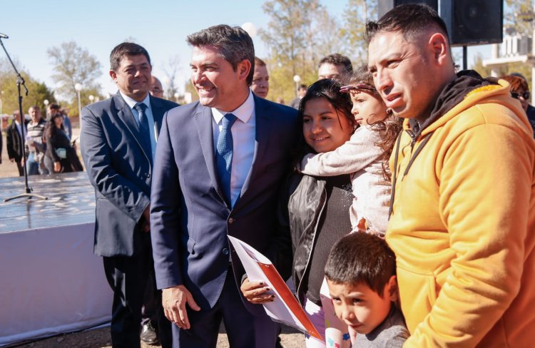 Orrego entregó viviendas a 73 familias de Jáchal