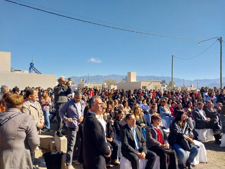 Orrego entregó viviendas a 73 familias de Jáchal