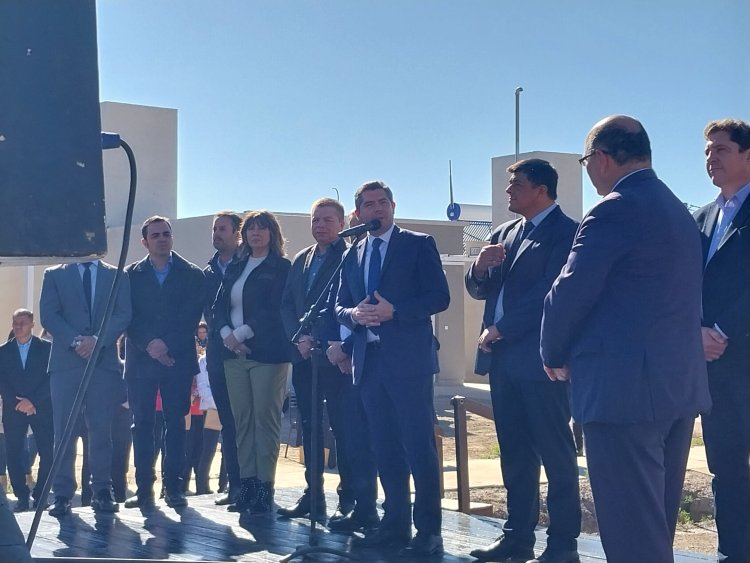 Orrego entregó viviendas a 73 familias de Jáchal