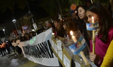 Docentes realizaron una manifestación con antorchas