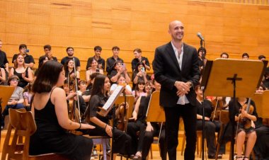 Abel Pintos cantó con los más chicos en el Auditorio Juan Victoria