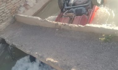 Perdió el control cayó en su auto a un canal de Santa Lucía