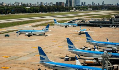 Milei sobre Aerolíneas Argentinas: “O se cierra o se privatiza"