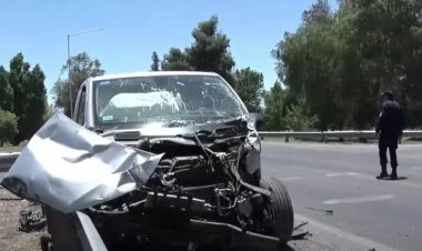 Importante choque entre una camioneta y un camión