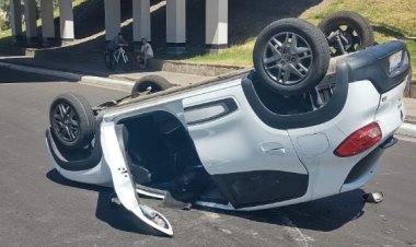 Violento choque y vuelco en Santa Lucía