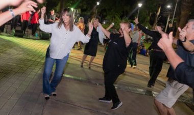 La Plaza Evita brillo con música y artesania