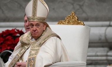 El papa Francisco padece neumonía bilateral y su estado es "complejo"