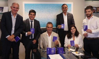 Presentaron el Pasaporte Nacional Sanmartiniano al secretario Daniel Scioli