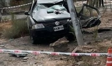 En Caucete choca contra un pilar y su acompañante muere