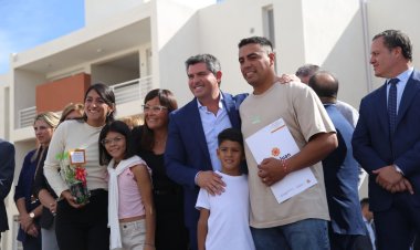 El gobernador Orrego entregó 112 viviendas del nuevo barrio Los Surcos en Chimbas