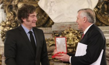 Milei retomó su agenda y condecoró al economista Huerta de Soto en Buenos Aires