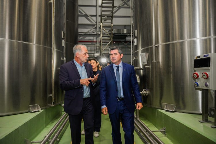 Orrego participó de la inauguración de una planta modelo de envasado de aceite de oliva en Sarmiento
