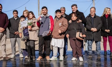 Orrego entregó viviendas a familias de Calingasta