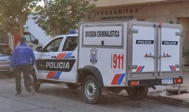 Se habría descompuesto, impactó contra un pilar y falleció en Capital