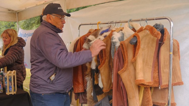 Una exposición de autos y Feria de emprendedores y artesanos para los papás de Chimbas