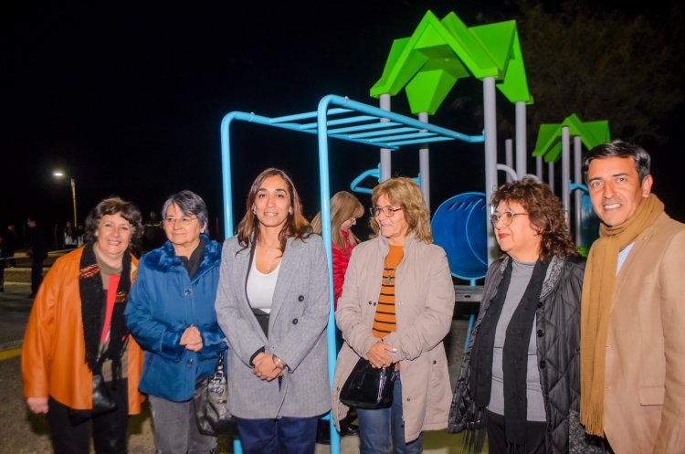 La intendenta Rosas inauguró la plazoleta que honra a la familia Strada