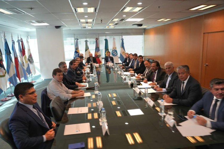 Gobernadores firman acuerdo con Nación por los "dólares del colchón"