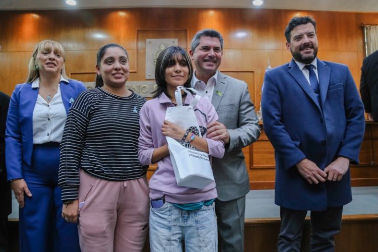 Orrego entregó de audífonos, anteojos y subsidios para implantes cocleares