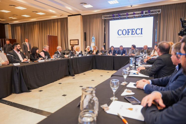 Orrego presenció reuniones de entidades nacionales clave para mejorar el comercio y consumo