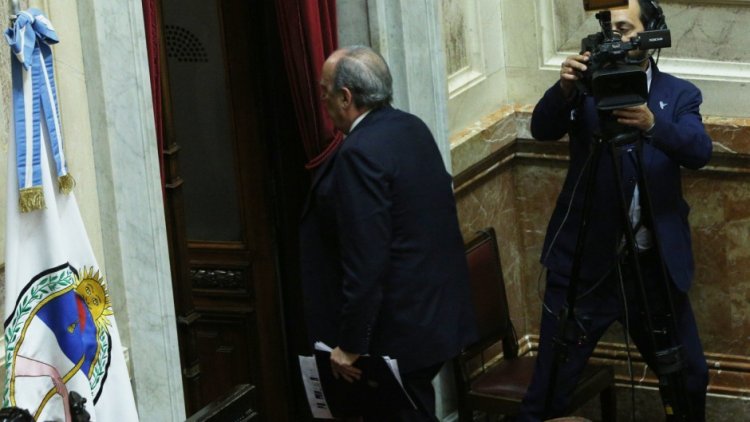 Guillermo Francos se "ofendió" y se retiró del Senado