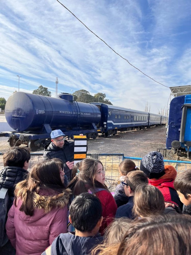El diputado José Peluc acompañó las actividades del Bibliomóvil en Albardón
