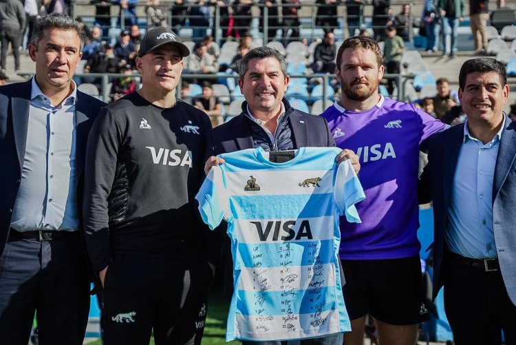 Orrego saludó a Los Pumas durante su entrenamiento en San Juan, previo al  partido contra Inglaterra