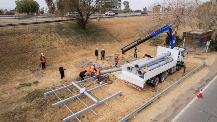 Trasladaron las primeras megaestructuras para convertir a la Circunvalación en la primera ruta solar del país y empezó su montaje