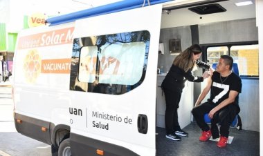 El vacunatorio móvil se encuentra en la Plaza 25 de Mayo
